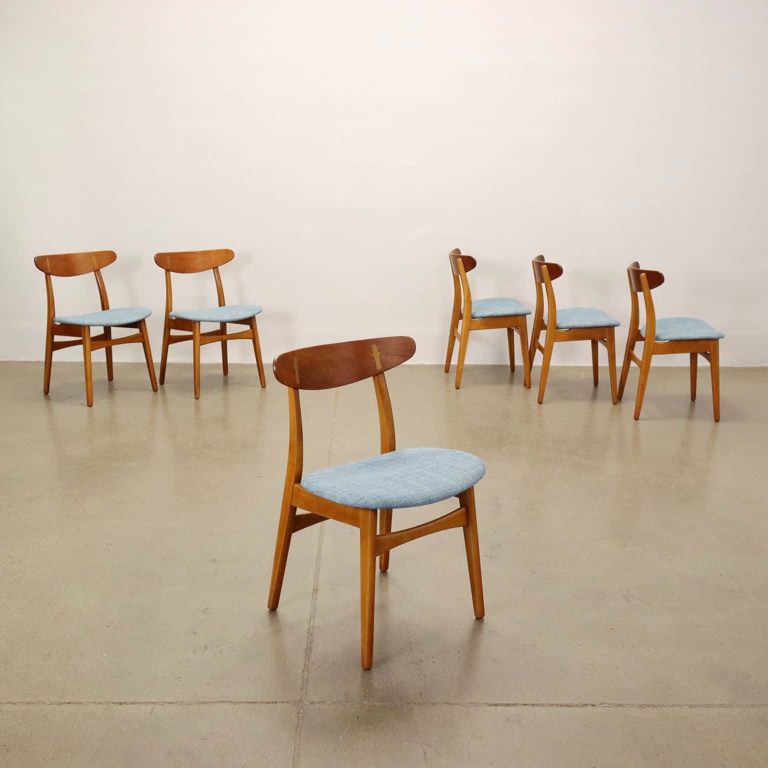 Set di sei sedie da pranzo anni '50-'60 modello CH30 in legno di teak con schienale curvato e seduta in tessuto, appena rifatto. Presentano il marchio della produzione sotto la seduta. Design di Hans Wegner, produzione Carl Hansen & Son.