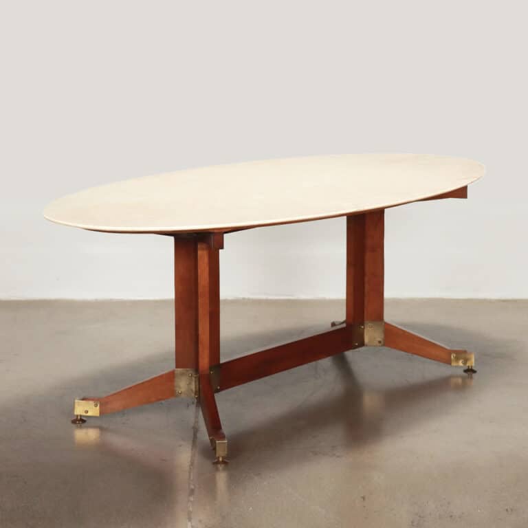 Elegante tavolo anni '60 di manifattura italiana completamente restaurato nei nostri laboratori. Presenta un piano ovale in marmo bianco, la struttura in legno di faggio tinto e i piedi in ottone.