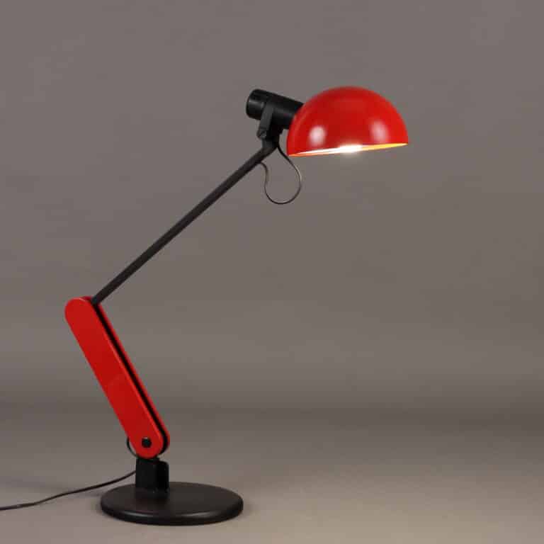 Simpatica lampada da tavolo anni '80 modello 'Praxi' con braccio a posizione regolabile. Produzione iGuzzini. In ottime condizioni originali.