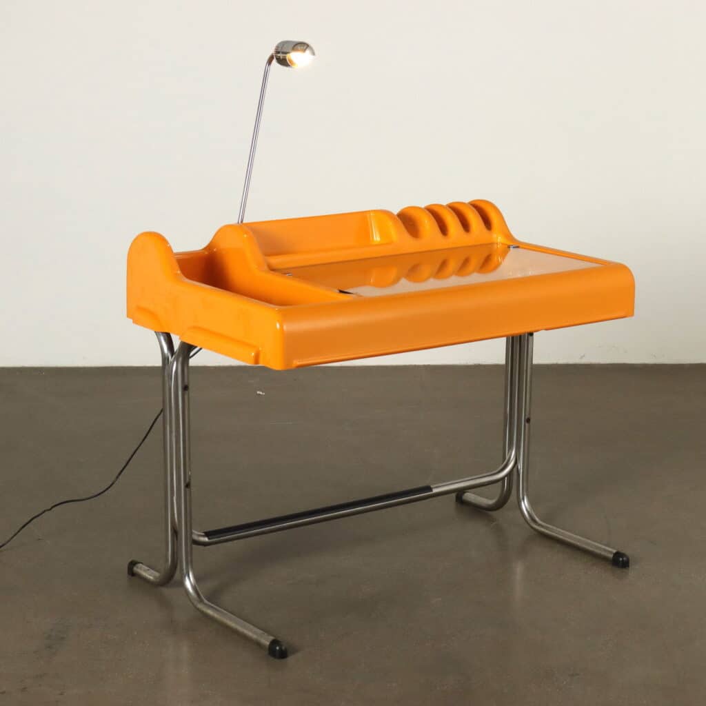Scrittoio giallo modello 'Orix' by Molteni&C