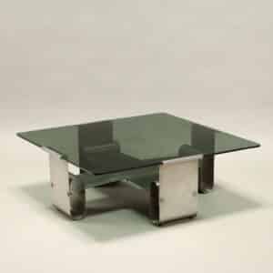 Coffee table vintage anni '70 con piano quadrato in vetro fumè e struttura in metalo cromato. In buone condizioni originali.
