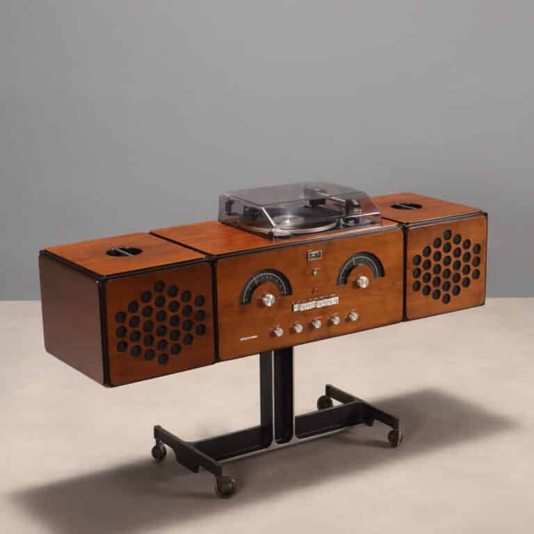 Iconico Radiofonografo 'RR 126' Brionvega revisionato, funzionante e con dispositivo bluetooth. Design di Achille e Pier Giacomo Castiglioni.