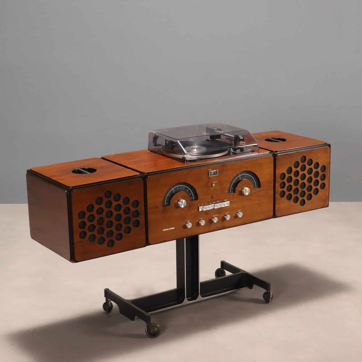 Iconico Radiofonografo 'RR 126' Brionvega revisionato, funzionante e con dispositivo bluetooth. Design di Achille e Pier Giacomo Castiglioni.