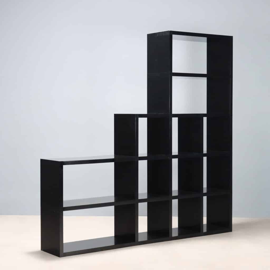 Libreria Kartell nera by Giulio Polvara