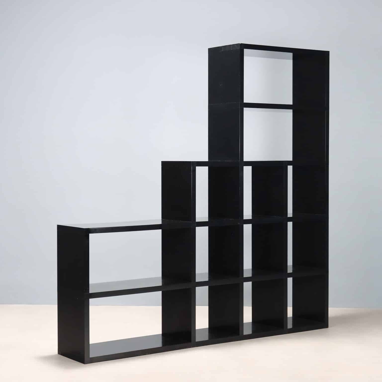 Libreria Kartell nera by Giulio Polvara