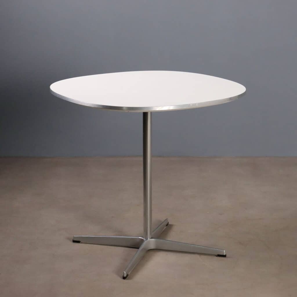 Tavolo by Fritz Hansen