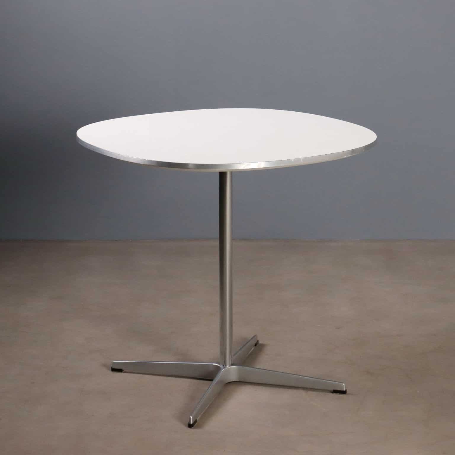 Tavolo by Fritz Hansen