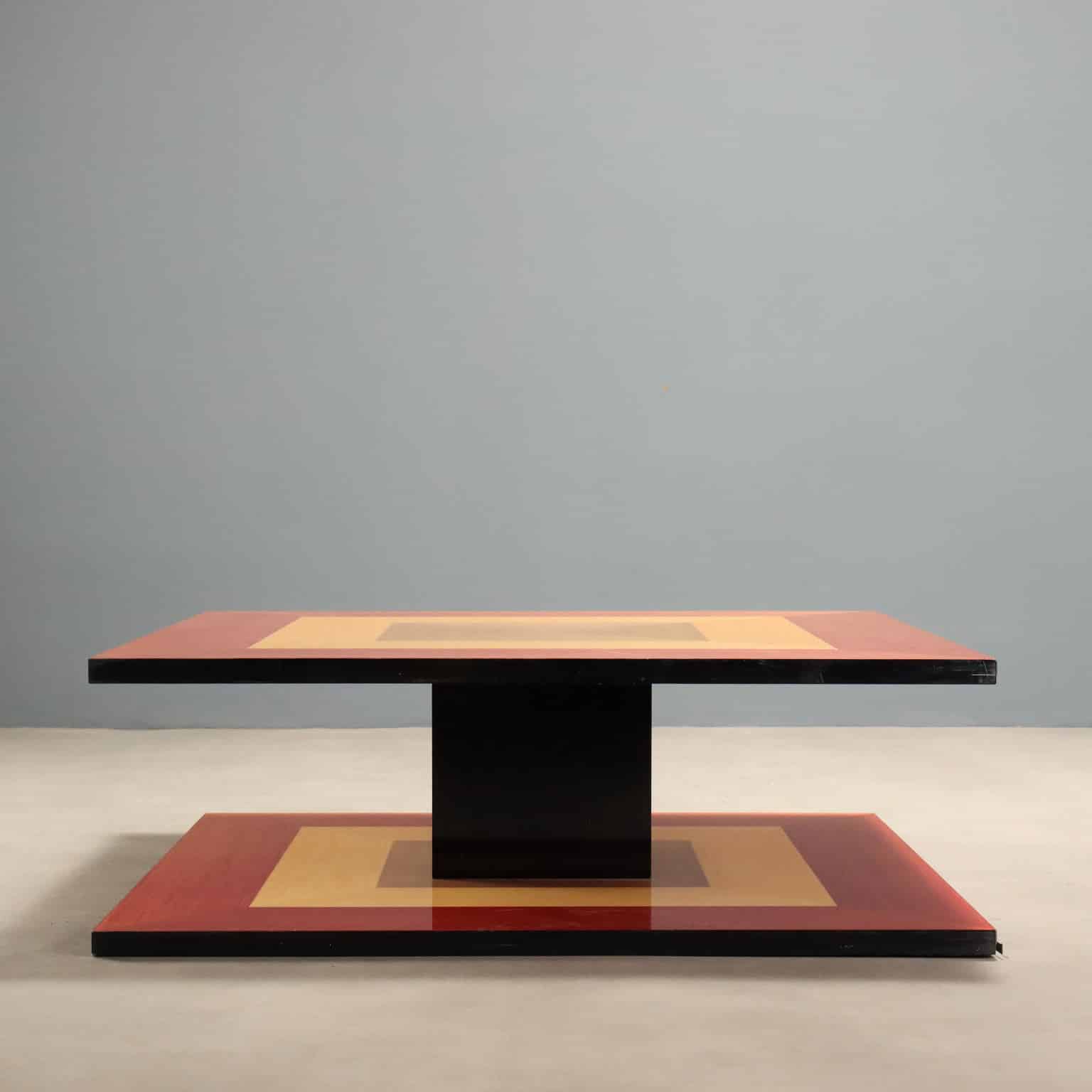Tavolino anni '80 con piano geometrico
