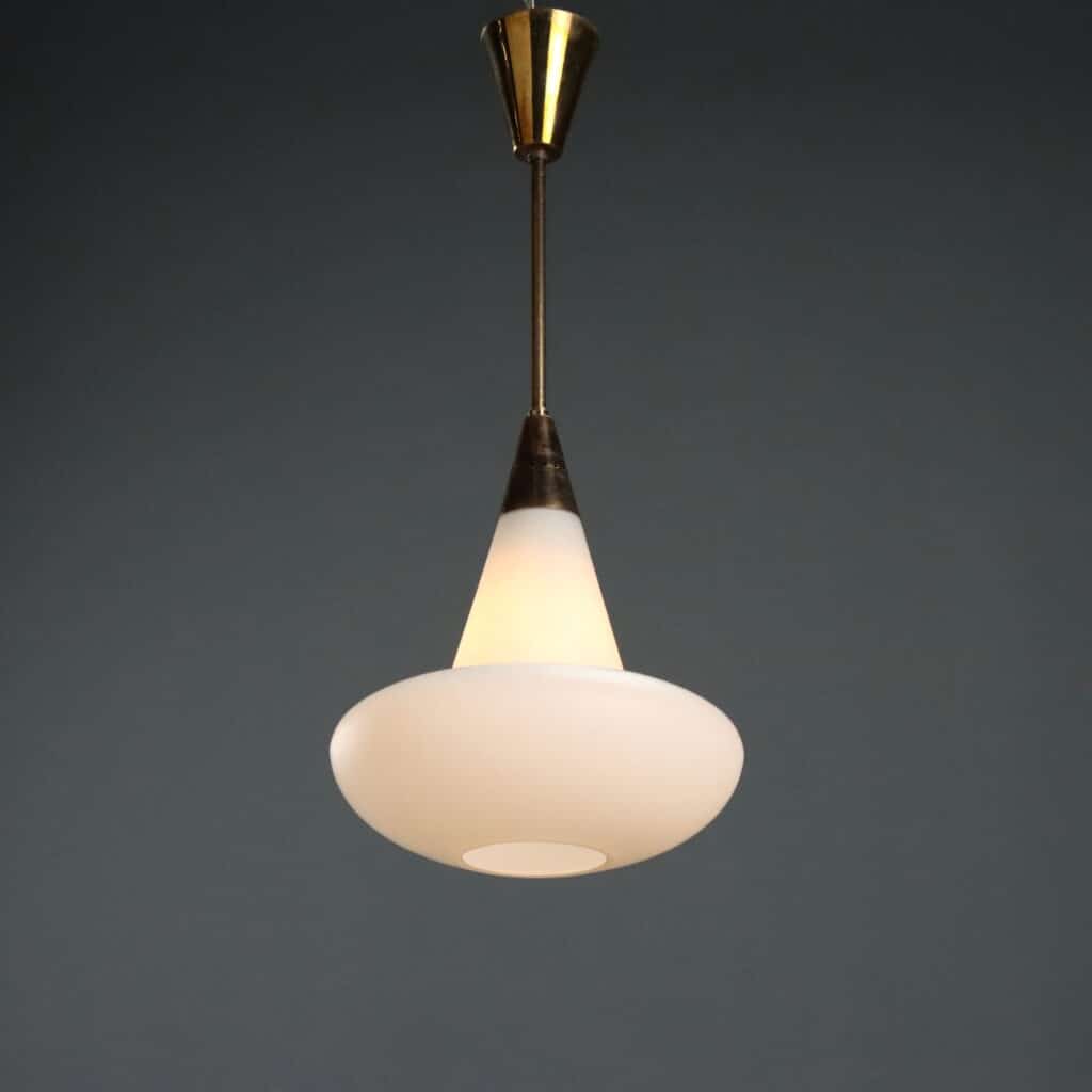 Lampada anni '60 in ottone e vetro opalino