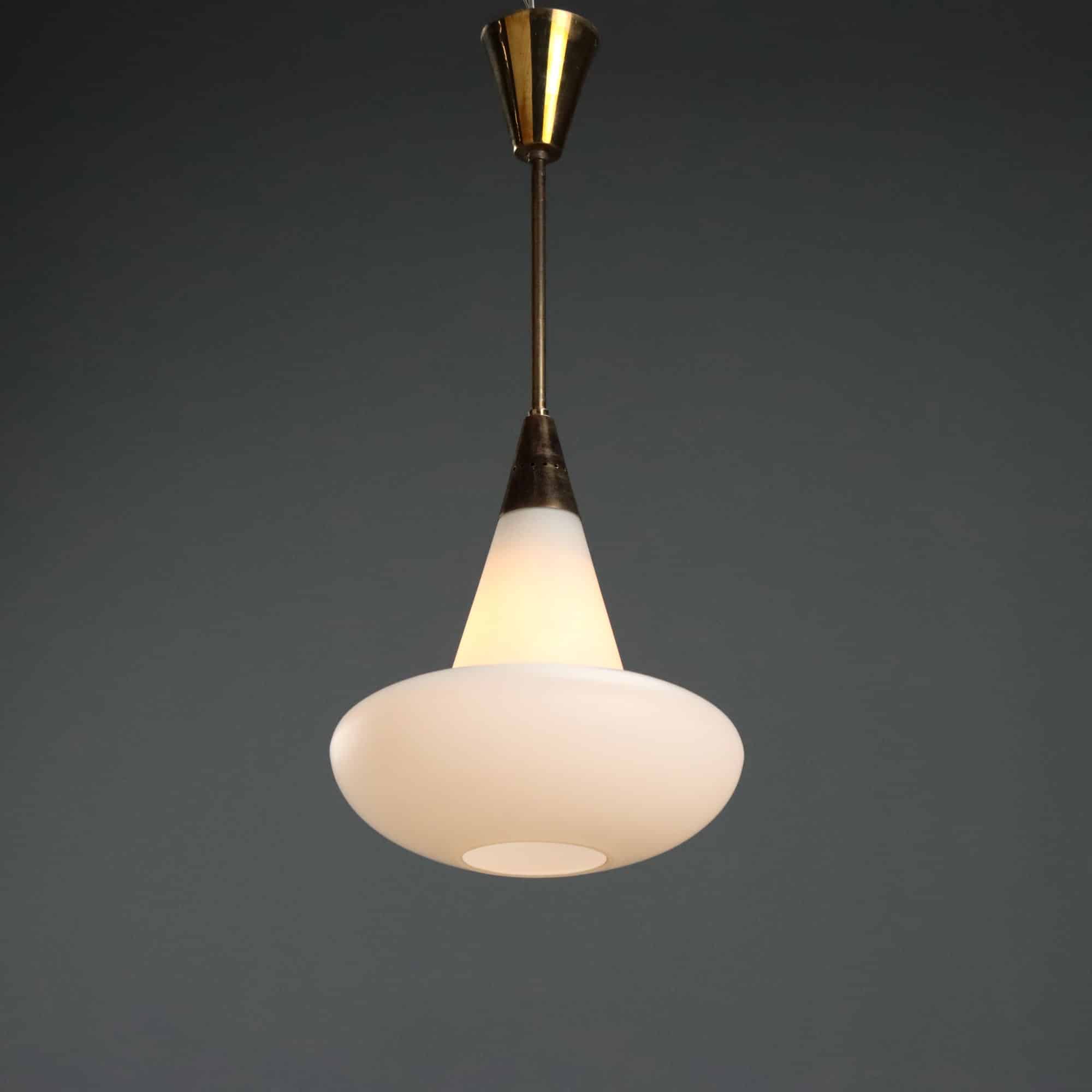 Lampada anni '60 in ottone e vetro opalino